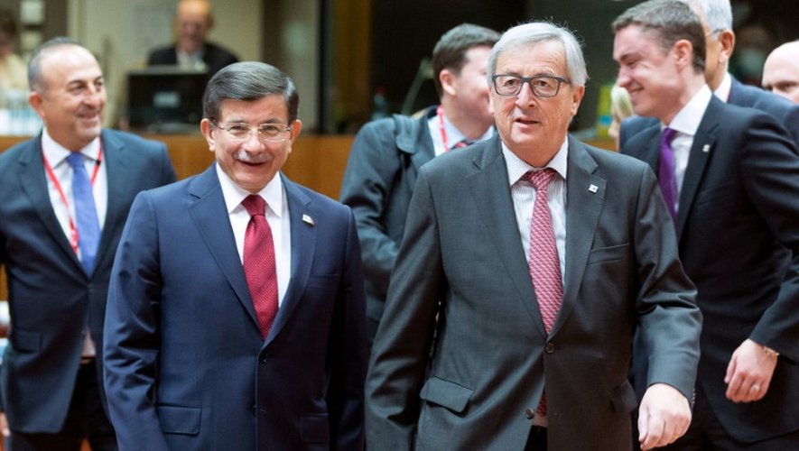 Le Premier ministre turc Ahmet Davutoglu (G)  et le président de la commission européenne  Jean-Claude Juncker (D) à Bruxelles, le 29 novembre 2015