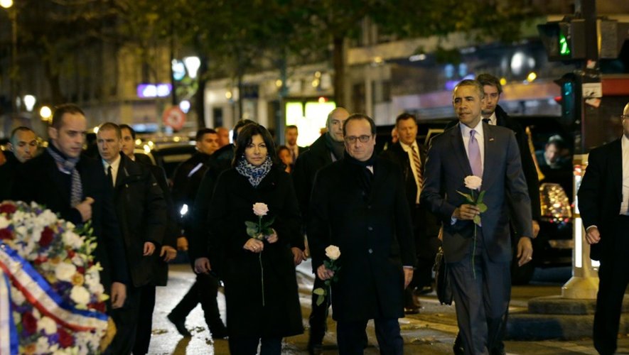 La maire de Paris Anne Hidalgo et les présidents français François Hollande et américain Barack Obama, une rose blanche à la main, devant le Bataclan le 30 novembre 2015 à Paris