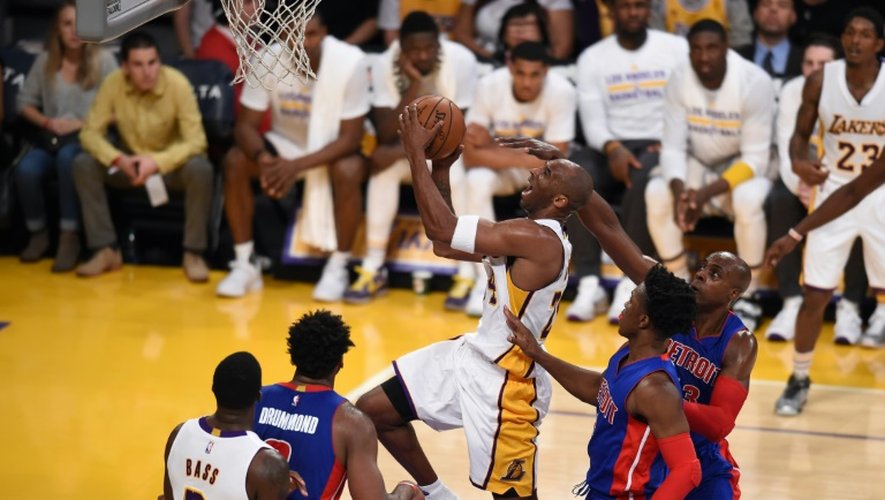 Kobe Bryant (c) s'apprête à marquer un panier face aux Detroit Piston, le 15 novembre 2015 à Los Angeles