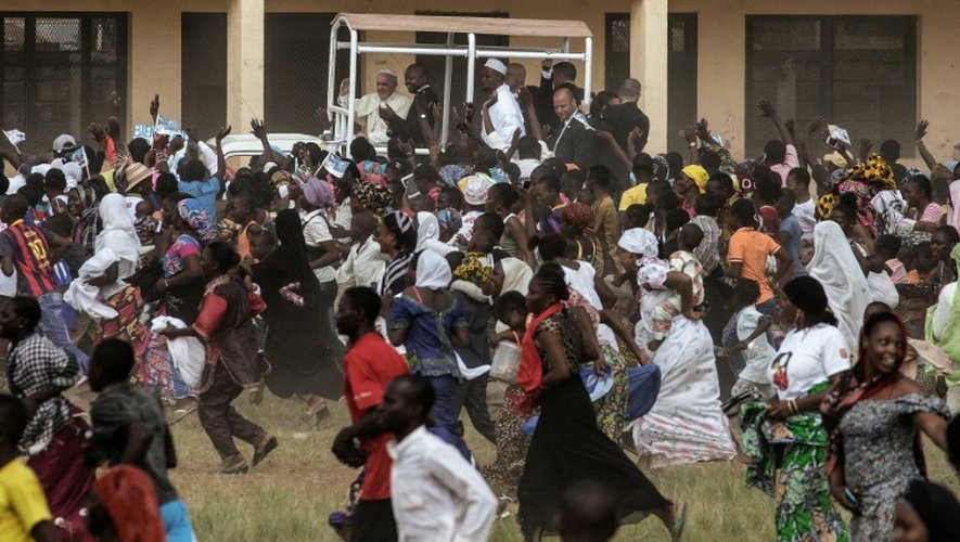 La foule court après le cortège du pape lors de sa visite de l'école de Koudoukou pour rencontrer des membres de la communauté musulmane, à Bangui le 30 novembre 2015