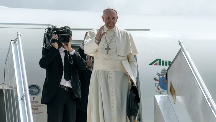 Le pape François salue la foule avant d'entrer dans l'avion pour regagner Rome, le 30 novembre 2015 à l'aéroport de Bangui, en Centrafrique