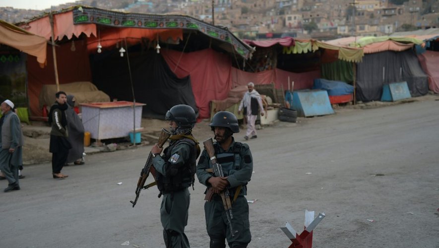 Des policiers surveillent l'entrée principale de la mosquée chiite de Karte Sakhi après une attaque, le 12 octobre 2016 à Kaboul, en Afghanistan