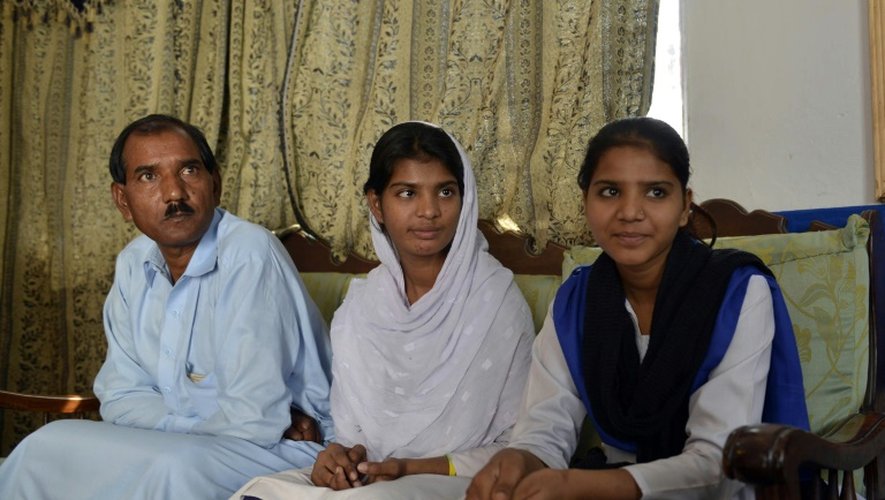 Ashiq Masih, le mari d'Asia Bibi, et ses filles Esha  et Esham,  le 31 octobre 2014 à Lahore