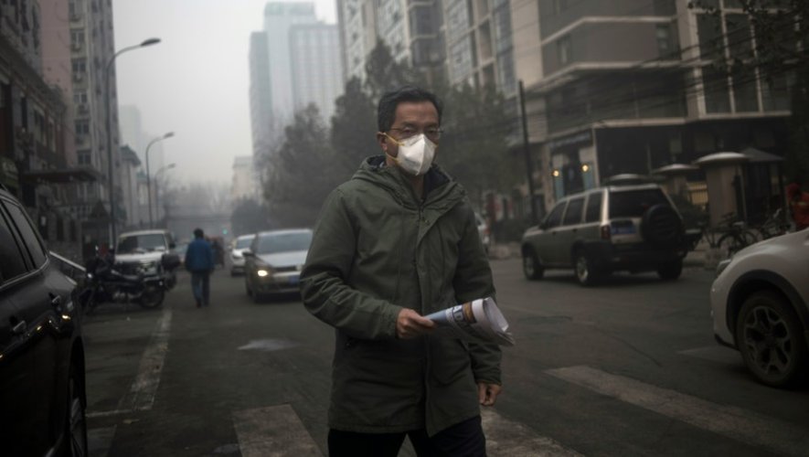 Un homme porte un masque antipollution dans les rues de Pékin le 30 novembre 2015