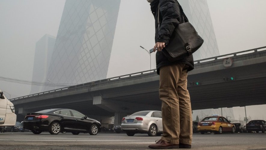 Un homme porte un masque antipollution dans les rues de Pékin le 30 novembre 2015