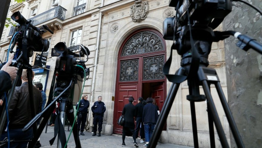 Journalistes et policiers le 3 octobre 2016 devant la résidence  où Kim Kardashian a été braquée, rue Tronchet à Paris