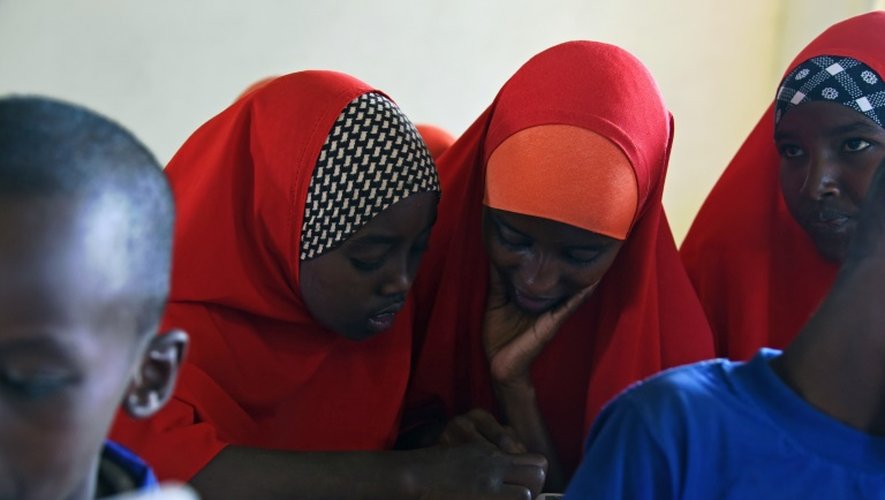Halima (c, d) mariée à 13 ans étudie dans une classe à Wajir, le 28 septembre 2016