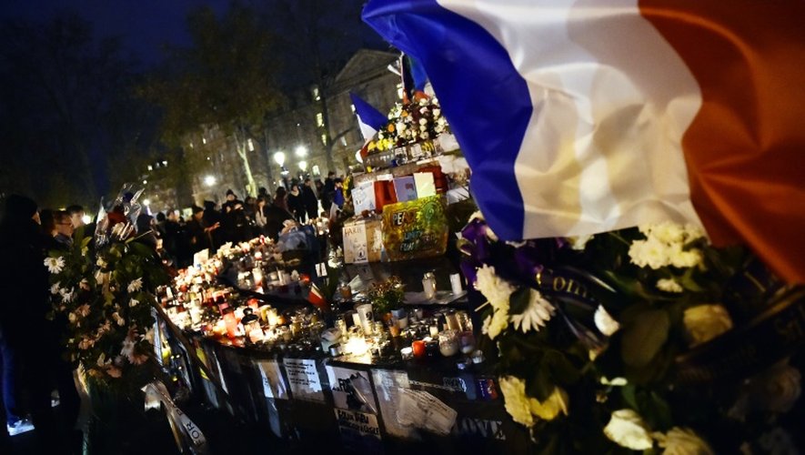 Fleurs et bougies en hommage aux victimes des attentats, le 22 novembre 2015 place de la République à Paris