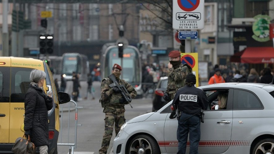 Des policiers et soldats contrôlent un véhicule à l'entrée de la ville de Strasbourg, le 27 novembre 2015