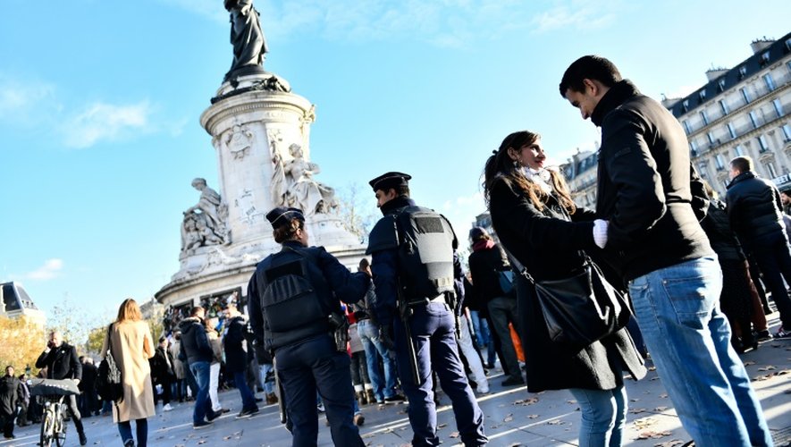 Des policiers place de la République, le 22 novembre 2015 à Paris