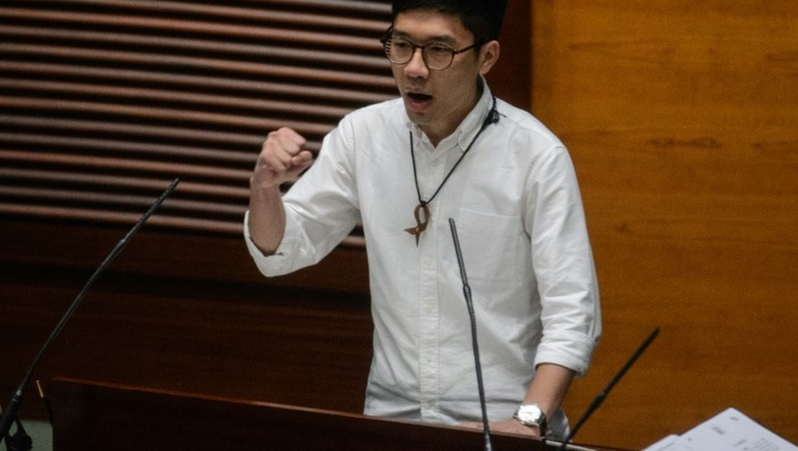 Le nouveau député Nathan Law fait une déclaration lors de sa prestation de serment au "Parlement" de Kong Kong, le 12 octobre 2016