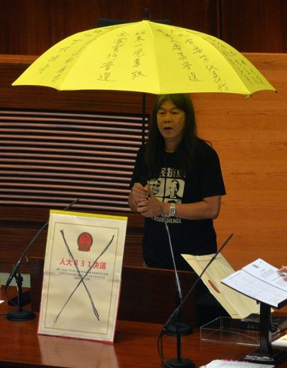 Le nouveau député Leung Kwok-hung manifeste lors de sa prestation de serment au "Parlement" de Kong Kong, le 12 octobre 2016
