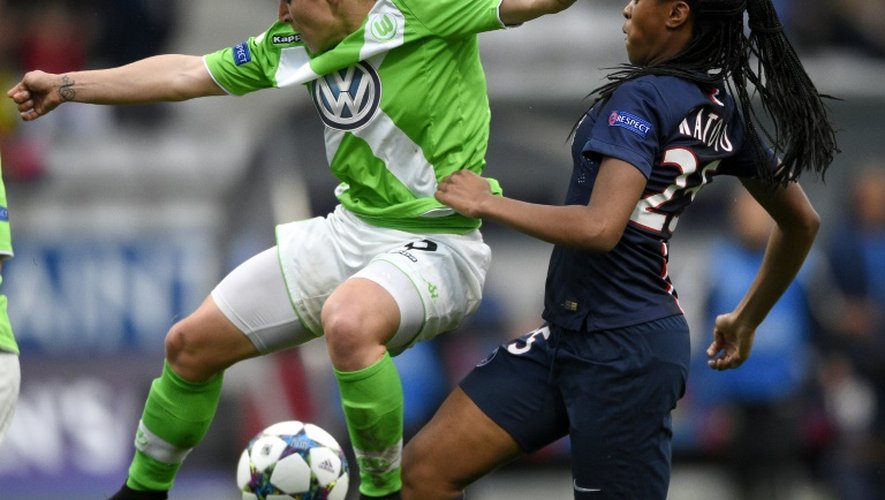 La joueuse du PSG Marie-Antoinette Katoto (d) à la lutte avec Anna Blasse de Wolfsburg en demi-finales retour de la Ligue des champions à Charléty, le 26 avril 2015