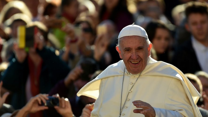 Le pape François arrive place Saint Pierre au Vatican, le 12 octobre 2016 à Rome