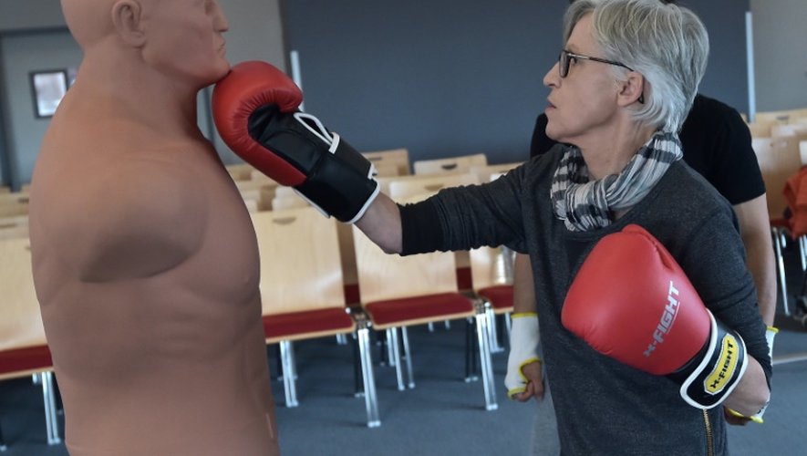 Une patiente s'entraîne à la boxe au centre de lutte contre le cancer Paul-Strauss à Strasbourg, le 6 octobre 2016