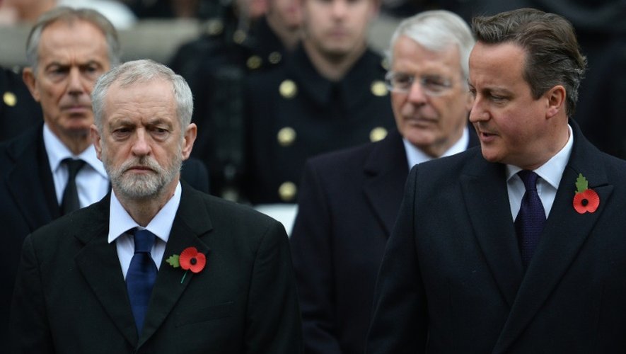 Le chef du parti d'opposition travailliste Jeremy Corbyn (g) et le Premier ministre britannique David Cameron (d) à LOndres, le 8 novembre 2015