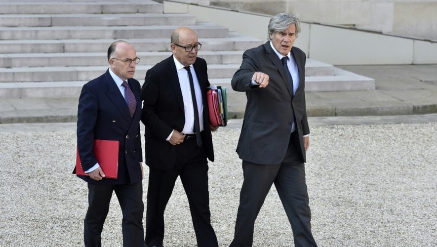 Bernard Cazeneuve,  Jean-Yves Le Drian, et Stéphane Le Foll à la sortie du conseil des ministres le 12 octobre 2016 à l'Elysée à Paris