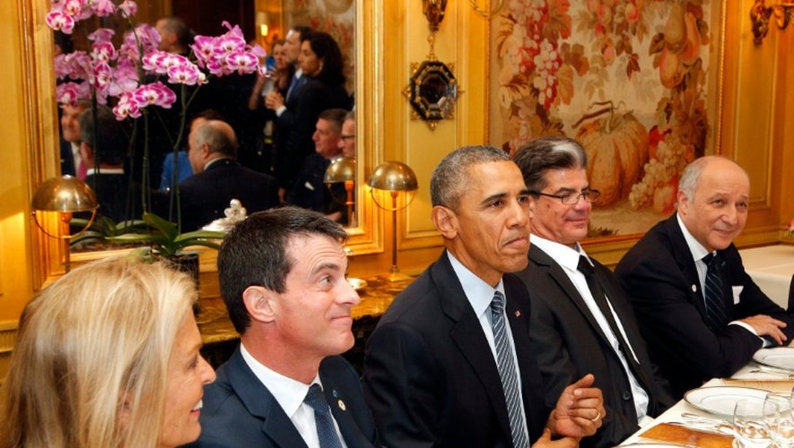 Manuel Valls, Barack Obama et Laurent Fabius  lors du dîner à L'Ambroisie, le 30 novembre 2015 à Paris