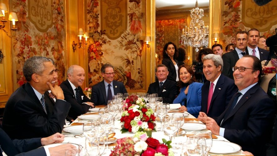 Barack Obama et Laurent Fabius (D) en face de François Hollande, John Kerry et Ségolène Royal (D) lors du dîner à L'Ambroisie, le 30 novembre 2015 à Paris