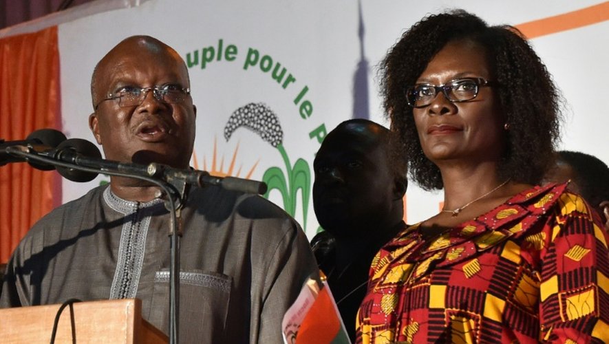 Le président burkinabè nouvellement élu Roch Marc Christian Kaboré (g) aux côtés de sa femme à Ouagadougou le 1er décembre 2015