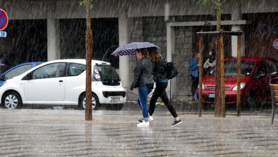 Météo France prévoit des "pluies parfois orageuses par moments extrêmement intenses".