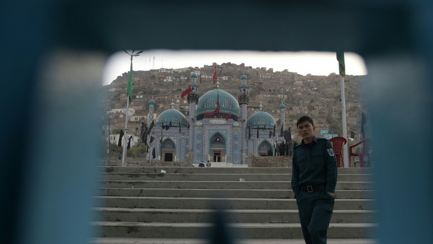 Un policier afghan surveille l'entrée principale de la mosquée chiite de Karte Sakhi après une attaque, le 12 octobre 2016 à Kaboul