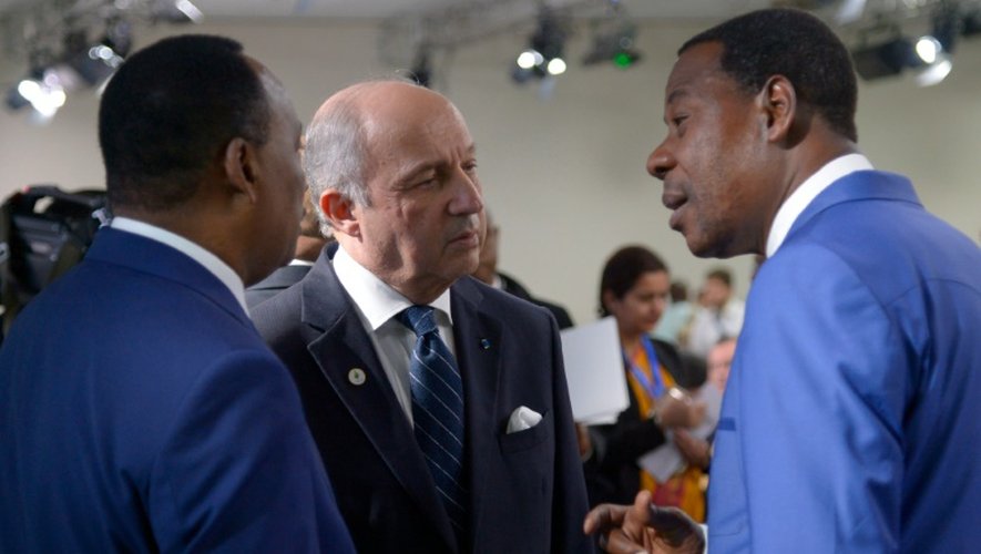 Laurent Fabius entre les présidents nigérian Mahamadou Issoufou et béninois Thomas Boni Yayi le 30 novembre 2015 au Bourget