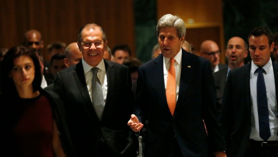 Le ministre russe des Affaires étrangères Sergueï Lavrov (g) et son homologue américain John Kerry à Genève le 9 septembre 2016 à Genève