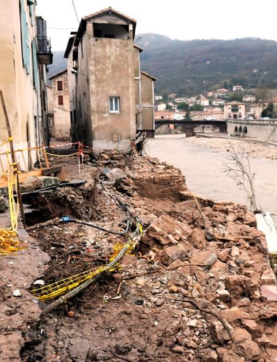 Un an après, les stigmates de l’inondation qui a frappé la commune du sud Aveyron sont encore visibles par endroits.