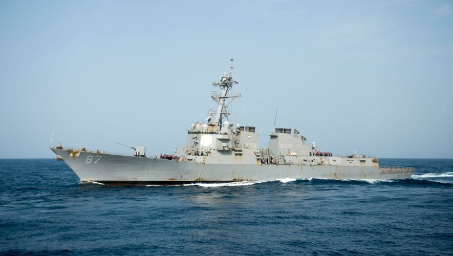 Photo fournie par l'US Navy du navire de guerre américain USS Mason lors d'une manoeuvre en mer, le 3 août 2016