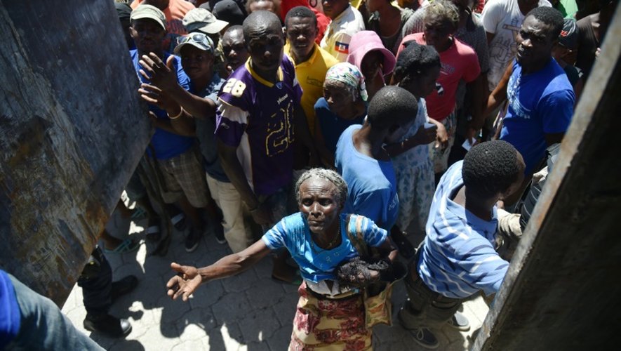 Des victimes de l'ouragan Matthew attendent de recevoir de la nourriture du Programme alimentaire mondial (PAM), le 12 octobre 2016 en Haïti