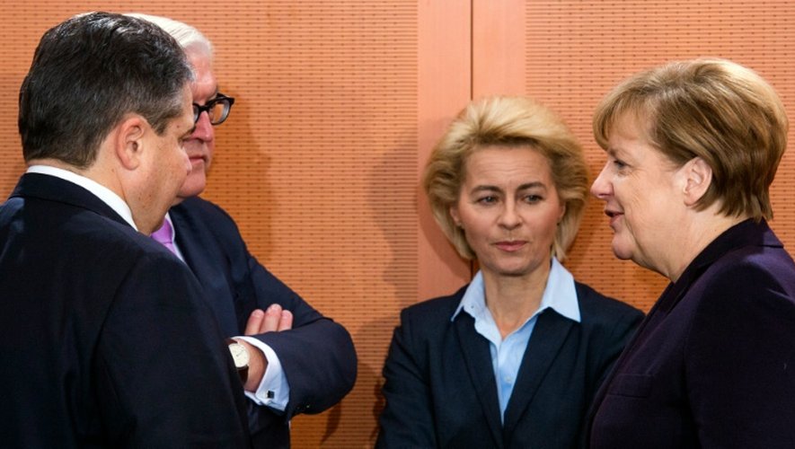 De gauche à droite, le vice-chancelier allemand, le ministre de l'économie Sigmar Gabriel, le ministre des Affaires étrangères Frank-Walter Steinmeier, la ministre de la Défense Ursula von der Leyen et la chancelière Angela Merkel avant un conseil des ministres à Berlin le 1er décembre 2015