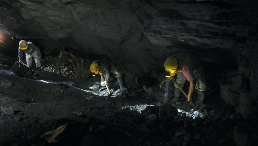 Des mineurs dans une mine d'or à La Llanada, en Colombie, le 20 octobre 2015
