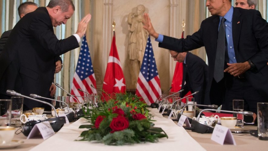 Le président américain Barack Obama (à droite) salue le président turc Recep Tayyip Erdogan à Paris le 1er décembre 2015