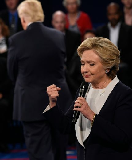 La candidate démocrate Hillary Clinton et le républicain Donald Trump lors du débat du 9 octobre à St-Louis, aux Etats-Unis