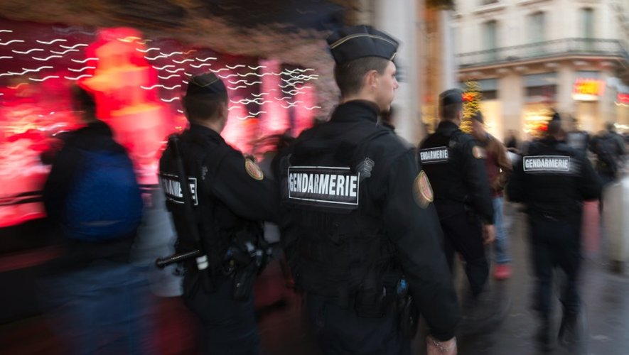 Des gendarmes en patrouille devant les grands magasins le 19  novembre 2015 à Paris dans le cadre du plan Vigipirate