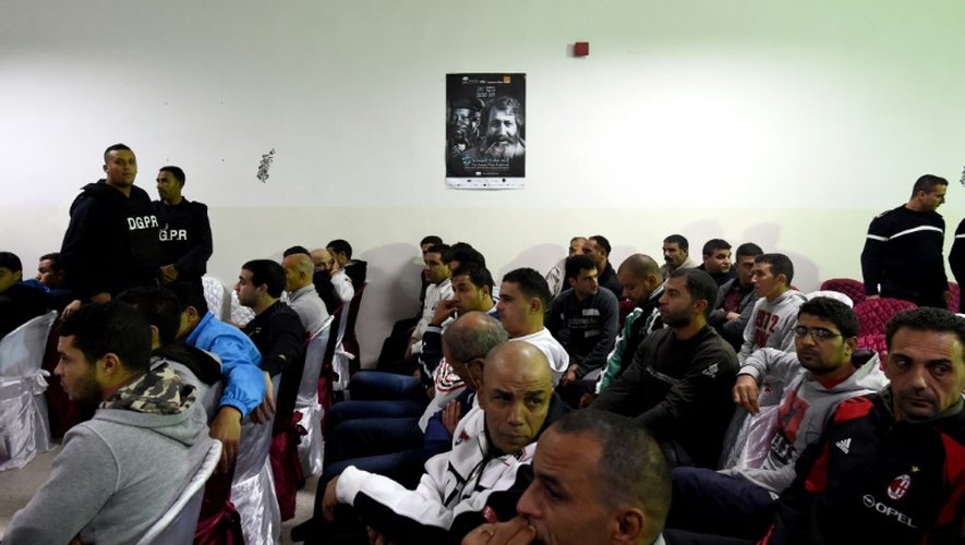 Des détenus de la prison  Borj Erroumi participent à une projection à Bizerte près de Tunis le 24 novembre 2015