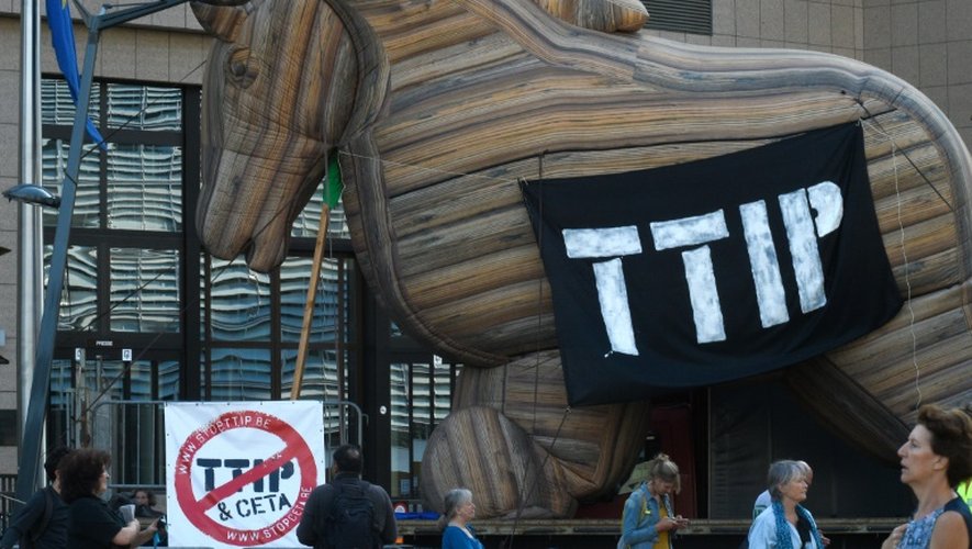 Un cheval de Troie gonflable déposé devant le siège des institutions européennes par des opposants au traité de libre-échange transatlantique (TTIP), le 20 septembre 2016 à Bruxelles