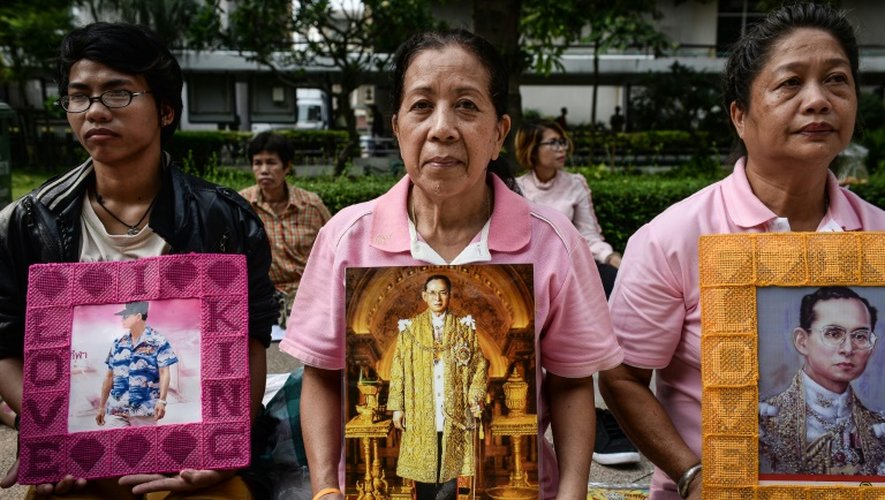 Des Thaïlandais prient pour le rétablissement de leur roi Bhumibol Adulyadej, devant l'hôpital à Bangkok, le 13 octobre 2016