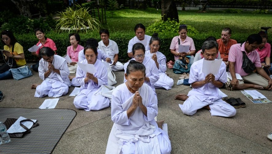 Des Thaïlandais prient devant l'hôpital à Bangkok où est soigné le roi de Thaïlande, le 13 octobre 2016
