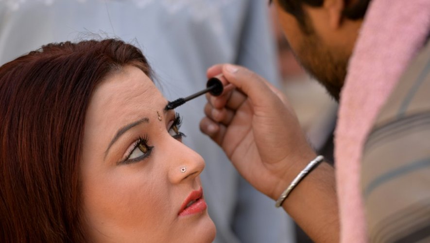 Une actrice pakistanaise au maquillage pendant le tournage du film d'Arshad Khan "Ma Chera Gharib Sara" (Laissez les pauvres tranquilles) le 9 juin 2015 à Murree, près d'Islamabad