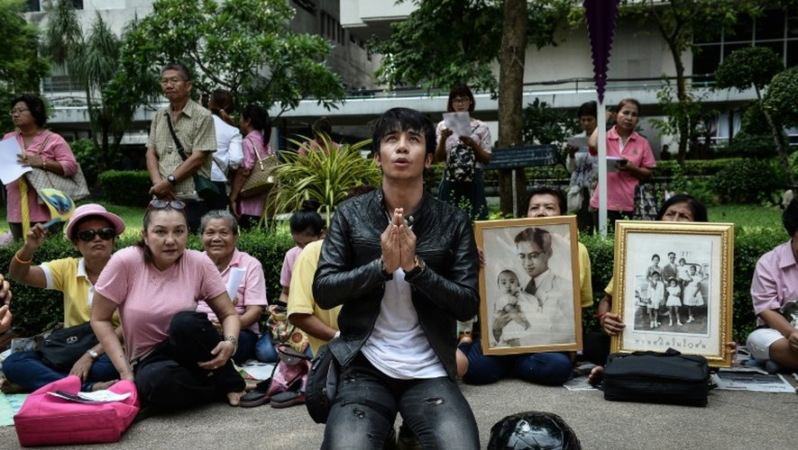Des Thaïlandais prient pour leur roi le 13 octobre 2016 devant l'hôpital à Bangkok où est soigné le souverain de 88 ans