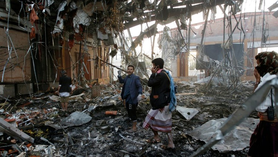 Des sauveteurs yéménites à la recherche de victimes dans les décombres après des bombardements de la coalition arabe sur Sanaa, le 8 octobre 2016