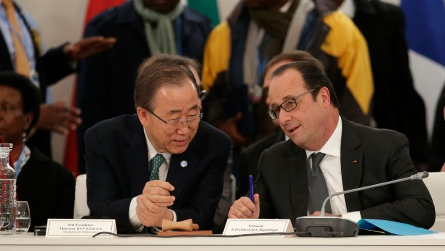 Le président François Hollande et le secrétaire général des Nations Unies Ban Ki-Moon au Bourget le 1er décembre 2015