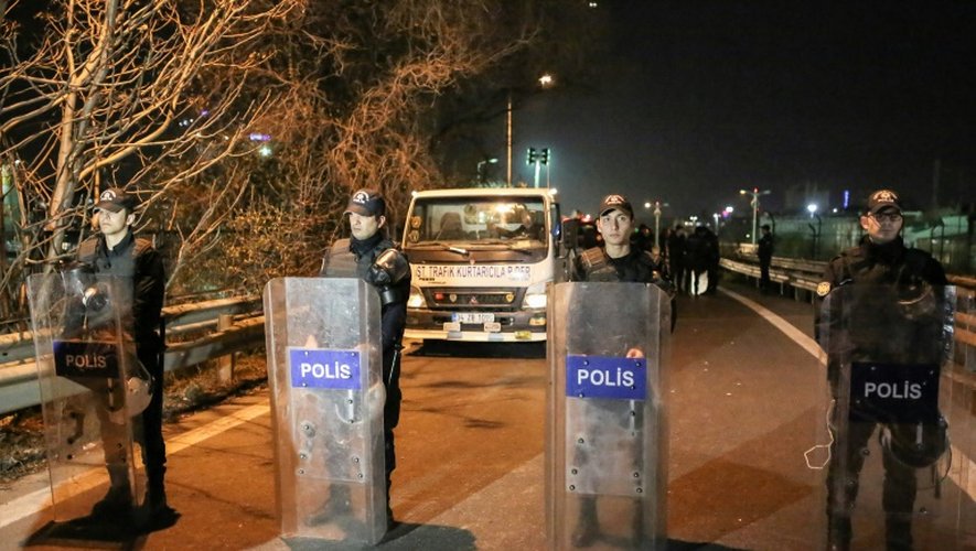 Des policiers anti-émeutes guardent le site de l'explosion près du métro d'Istanbul, le 1er décembre 2015