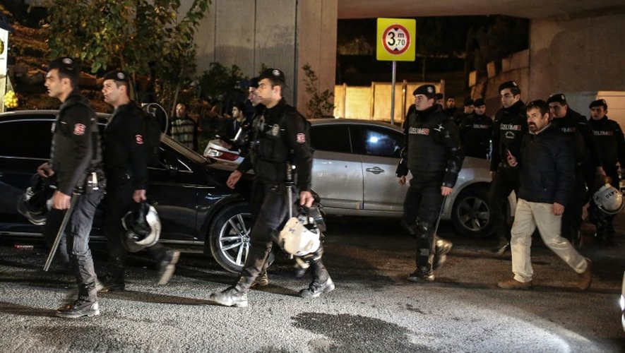 Des policiers anti-émeutes guardent le site de l'explosion près du métro d'Istanbul, le 1er décembre 2015