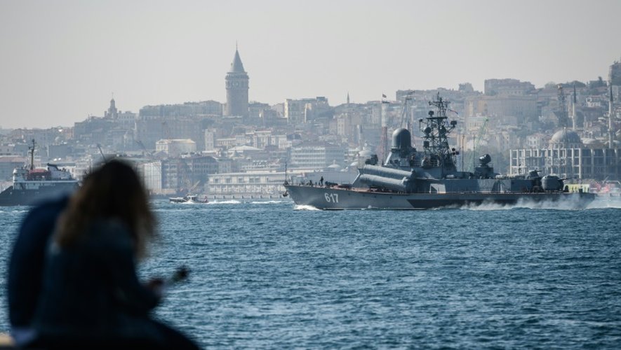 Le bateau de guerre russe class Corvette 617 "Mirazh" traverse le Bosphore à Istanbul et se dirige vers la Syrie, le 7 octobre 2016