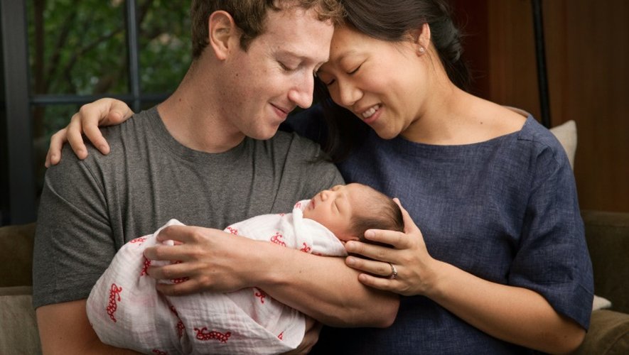 Image fournie par Mark Zuckerberg le montrant avec sa femme Priscilla et leur petite fille Max  le 1er décembre 2015