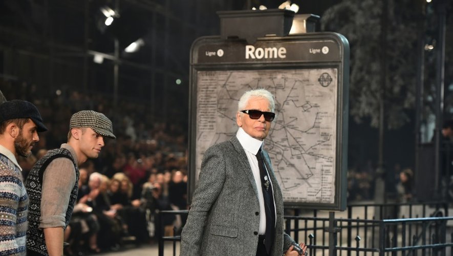 Le styliste Karl Lagerfeld lors du défilé Chanel à Rome, dans le cadre du mythique studio 5 de Fellini à Cinecittà, le 1er décembre 2015