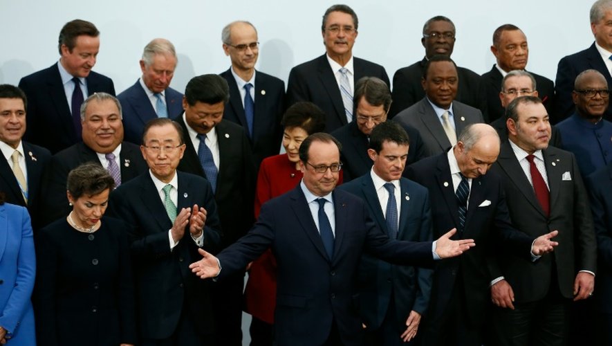 François Hollande au milieu de chefs d'Etat et de gouvernement participant à la COP21 le 30 novembre 2015 au Bourget